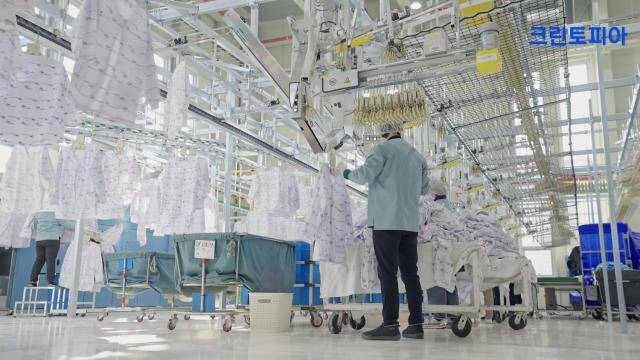 크리토피아의 경기 안성 의료세탁 공장에서 작업자가 병원 의류세탁물을 살펴보고 있다. [사진=크린토피아]