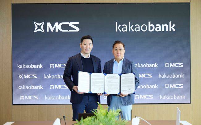 카카오뱅크 윤호영 대표이사(오른쪽)가 지난 3일 경기도 성남시 판교오피스에서 MCS그룹과 업무협약식을 개최했다. / 제공=카카오뱅크