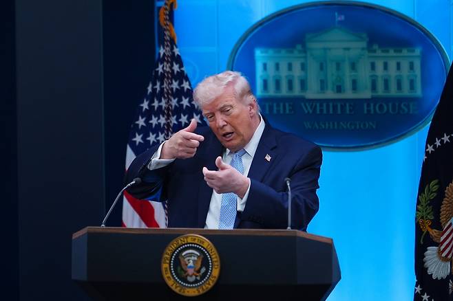 도널드 트럼프 미국 대통령이 6일(현지시간) 백악관에서 기자회견을 하면서 총으로 겨냥하는 포즈를 취하고 있다.(워싱턴D.C./AP연합뉴스)