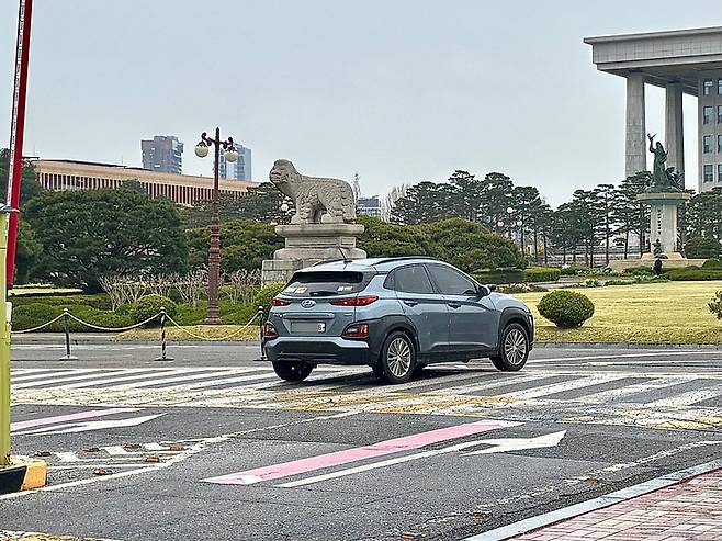 ▲번호판 끝자리가 짝수인 차량이 별다른 제재 없이 국회 경내로 진입하고 있다. 사진=김나현 기자