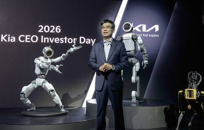 ▲송호성 기아 사장이 9일 '2026 최고경영자(CEO) 인베스터 데이'에서 중장기 사업 전략 등에 대해 설명하고 있다.