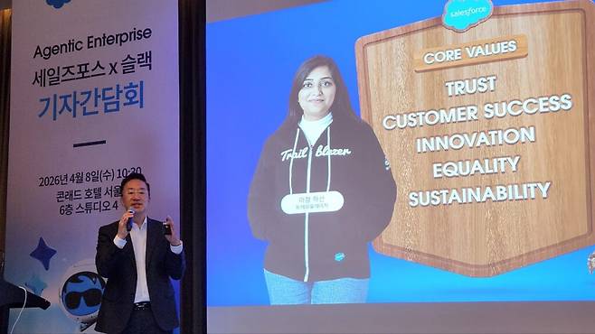이날 첫 발표에 나선 박세진 세일즈포스 코리아 대표는 “이제 AI는 단순히 질문에 답하는 수준을 넘어 실제 업무를 끝까지 수행하는 단계로 진화하고 있다”며 ‘에이전틱 엔터프라이즈’ 전환의 필요성을 강조했다. (사진=테크42)