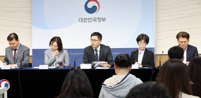 강기룡 재정경제부 차관보가 지난 8일 세종시 정부세종청사에서 민생물가 특별관리 관계장관 TF 회의 주요내용을 설명하고 있다. (사진=뉴시스)