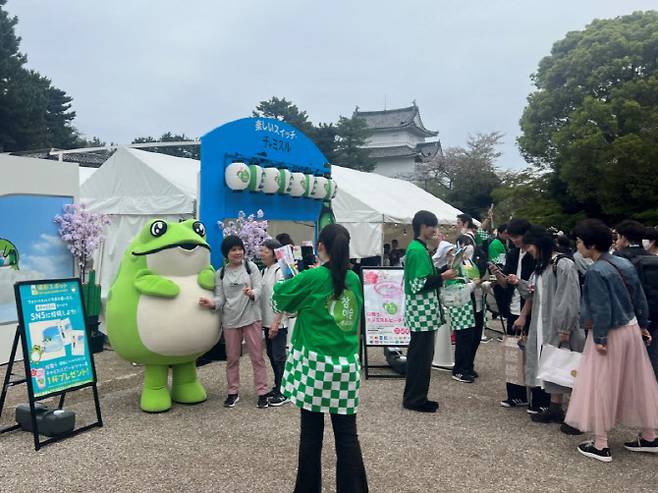 하이트진로는 일본 벚꽃 시즌을 맞아 나고야성 봄 축제에서 참이슬 브랜드 부스를 운영했다.