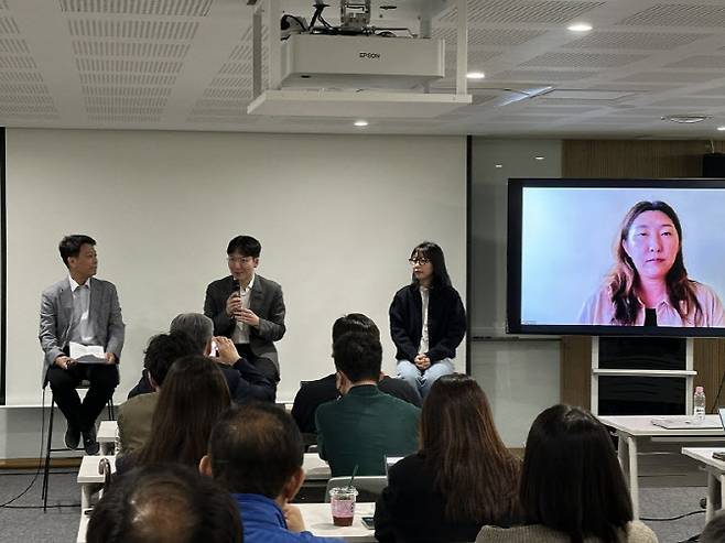 (왼쪽부터)임정욱 스타트업얼라이언스 대표, 우성훈 아모지 대표, 김민주 스톰벤처스 파트너. 김나율 클리카 대표는 미국 실리콘밸리에서 화상 연결했다.(사진=스타트업얼라이언스)