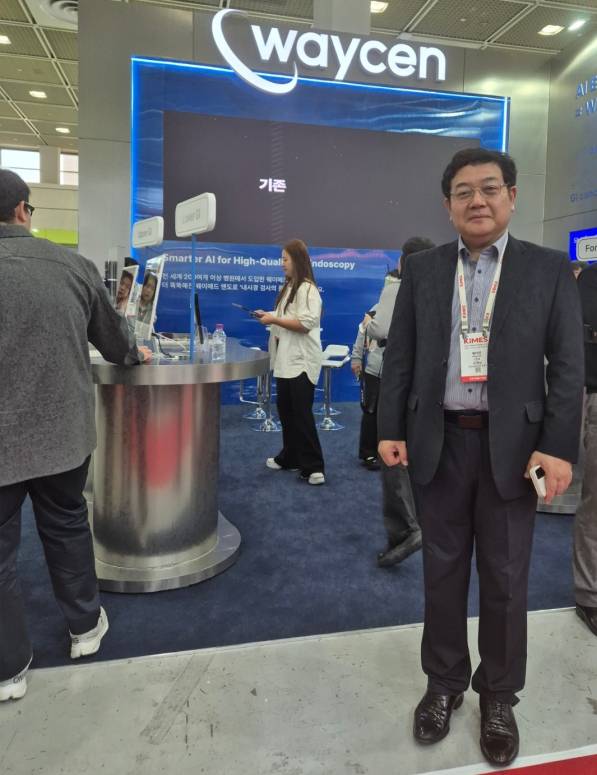 20일 서울 강남구 코엑스에서 열린 제41회 국제의료기기·병원설비전시회 '키메스 2026'(KIMES 2026)의 웨이센 부스에서 김경남 대표이사가 포즈를 취하고 있다. (사진=이데일리 나은경 기자)