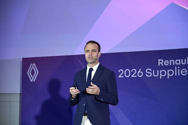 &nbsp;니콜라 파리 르노코리아 사장이 '2026 서플라이어 컨퍼런스'에서 발표를 하고 있다.