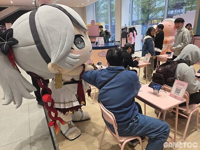 그전에 놀아달라는 카멜리아 인형탈... (사진= 서동규 기자)