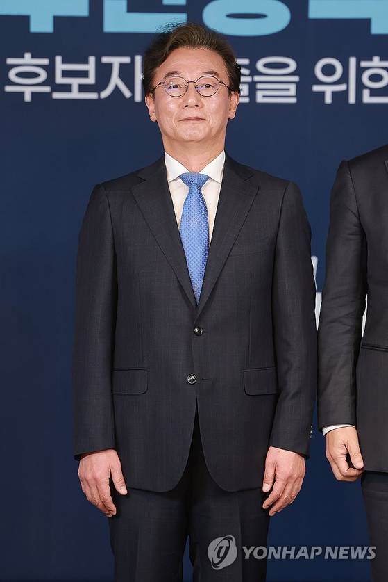 더불어민주당 전재수 부산시장 경선후보가 6일 서울 영등포구 여의도 중앙당사에서 열린 민주당 부산시장 본경선 합동연설회에 참석해 기념 촬영하고 있다. 〈사진=연합뉴스〉