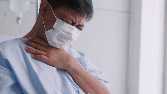 전자담배에서 나오는 '에어로졸'은 몸 안에 더 깊이 침투하기 때문에, 결코 일반 담배보다 안전하지 않다. 사진=게티이미지뱅크
