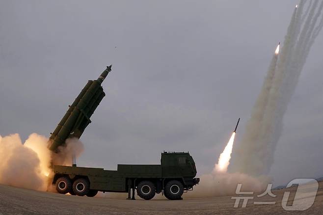 (평양 노동신문=뉴스1) = 지난달 14일 북한 인민군 서부지구 장거리포병구분대의 화력타격훈련. [국내에서만 사용가능. 재배포 금지. DB 금지. For Use Only in the Republic of Korea. Redistribution Prohibited] rodongphoto@news1.kr