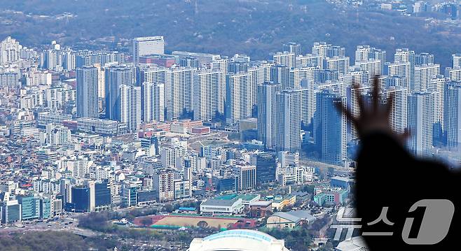 8일 서울 송파구 롯데월드 타워에서 바라본 아파트 단지. 2026.4.8 ⓒ 뉴스1 김진환 기자