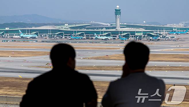 중동 사태가 장기화 조짐을 보이며 국제유가 오름세가 지속되고 있다. 이에 15일 항공 업계에 따르면 국내 항공사들이 다음 달 유류할증료는 이달보다 큰 폭으로 오를 것으로 예상돼 다음 달 발권하는 국제선 항공권 가격은 같은 노선이라도 이달보다 많게는 10만원 이상 비싸질 수 있다는 우려가 나오고 있다. 사진은 이날 인천공항 전망대를 찾은 시민들이 항공기들을 바라보는 모습. 2026.3.15 ⓒ 뉴스1 이호윤 기자