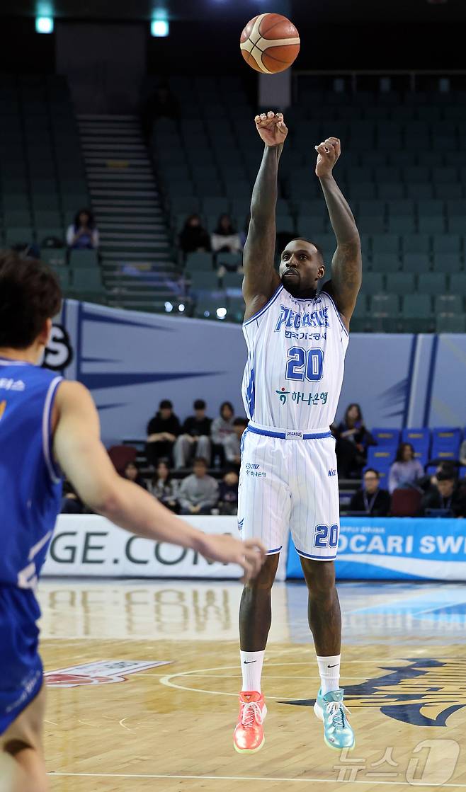 22일 오후 서울 송파구 잠실 잠실실내체육관에서 열린 2025-2026 LG전자 프로농구 정규리그 서울 삼성 썬더스와 대구 한국가스공사의 경기, 1쿼터 한국가스공사 라건아가 3점슛을 던지고 있다. 2026.1.22 ⓒ 뉴스1 김진환 기자