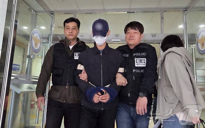 장모를 살해한 후 시신을 여행용가방에 담아 버린 혐의를 받는 조재복이 9일 오전 대구 북부경찰서에서 검찰로 송치되고 있다. 2026.4.9 ⓒ 뉴스1 이성덕 기자