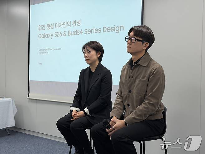 (왼쪽부터) 이지영 삼성전자 MX사업부 디자인팀 상무와 송준용 삼성전자 MX사업부 디자인팀 그룹장. 2026.4.9 ⓒ 뉴스1 이기범 기자