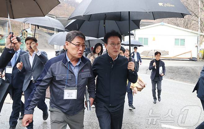 김민석 국무총리가 9일 세종시 장군면의 아스팔트콘크리트 생산업체를 방문해 중동 사태에 따른 건설 자재 수급 리스크 등을 점검하고 원진연 공주 아스콘 대표와 현장을 둘러보고 있다. 2026.4.9 ⓒ 뉴스1 김기남 기자