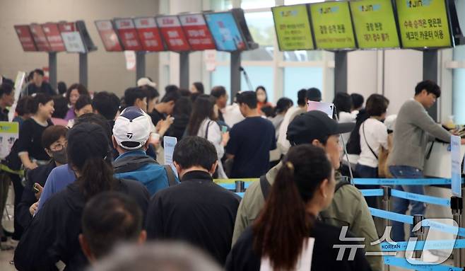 9일 오후 제주에 강한 비바람이 몰아치는 가운데 제주국제공항에 결항이 속출하고 있다. 한국공항공사 제주공항에 따르면 이날 오후 2시 기준 출도착 포함 196편이 결항됐다.2026.4.9 ⓒ 뉴스1 고동명 기자