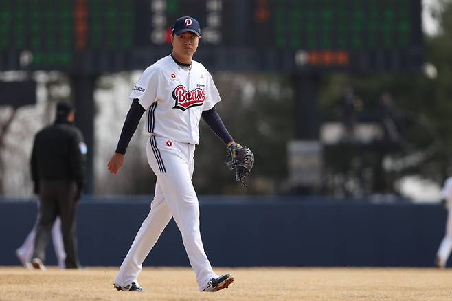 두산 이영하가 14일 이천 베어스파크에서 열린 2026 KBO리그 시범경기 삼성전에서 투구를 마치고 마운드서 내려가고 있다. 사진 | 두산 베어스