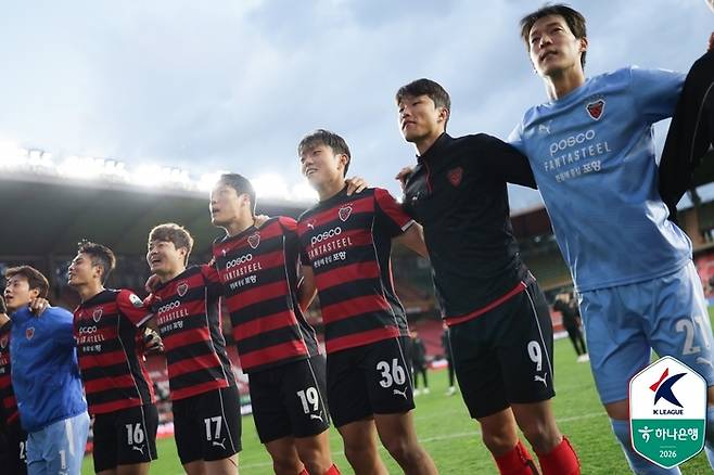 포항 선수들이 대전전에서 승리한 뒤 단체 세리머니를 펼치고 있다. 사진 | 한국프로축구연맹