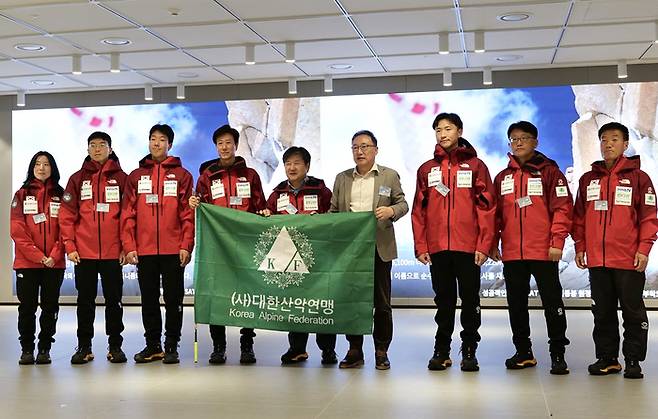 후원금 전달식. 왼쪽부터 배서영 대원, 이의준 대원, 최지호 대원, 안치영 대장, 곽달원 단장, 대한산악연맹 조좌진 회장, 최형욱 대원, 이상국 대원, 백종민 대원. 제공 | 대한산악연맹