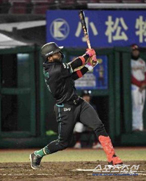 카스트로는 올 시즌 2안타를 쳤는데 모두 1점 홈런이다. 사진캡처=니혼햄 파이터스 SNS