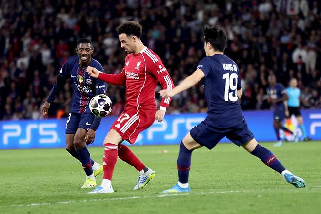epa12876289 Ousmane Dembele (L) and Kang-in Lee of PSG in action against Curtis Jones (C) of Liverpool during the UEFA Champions League quarter-finals, 1st leg match between Paris Saint-Germain FC and Liverpool FC in Paris, France, 08 April 2026.  EPA/TERESA SUAREZ







<저작권자(c) 연합뉴스, 무단 전재-재배포, AI 학습 및 활용 금지>