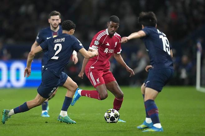 Liverpool's Alexander Isak, center, challenges for the ball with PSG's Achraf Hakimi, left, and PSG's Lee Kang-in during the Champions League quarterfinal first leg soccer match between Paris Saint-Germain and Liverpool in Paris, Wednesday, April 8, 2026. (AP Photo/Thibault Camus)







<저작권자(c) 연합뉴스, 무단 전재-재배포, AI 학습 및 활용 금지>