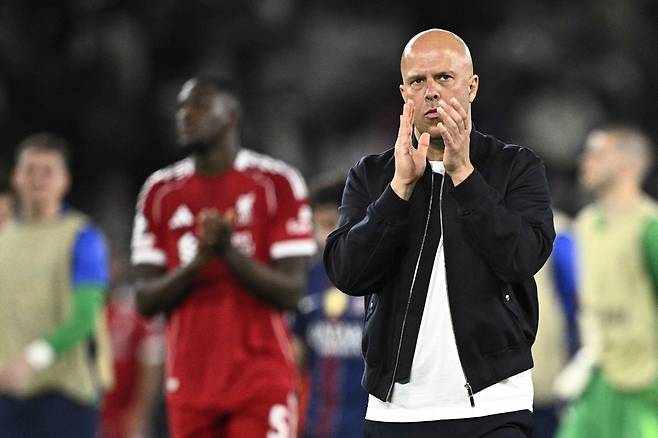 Liverpool's Dutch coach Arne Slot reacts at the end of the UEFA Champions League quarter-final first leg football match between Paris Saint-Germain (PSG) and Liverpool FC at the Parc des Princes stadium in Paris on April 8, 2026. (Photo by JULIEN DE ROSA / AFP)
<저작권자(c) 연합뉴스, 무단 전재-재배포, AI 학습 및 활용 금지>