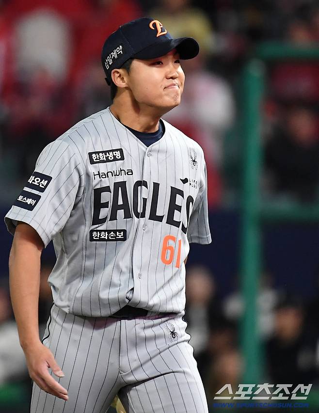 7일 인천 SSG랜더스필드에서 열린 SSG와 한화의 경기. 8회 박성한이 파울플라이 아웃을 당했다. 8회말 삼자범퇴 무실점으로 막아낸 한화 정우주. 인천=송정헌 기자songs@sportschosun.com/2026.04.07/