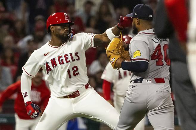Los Angeles Angels' Jorge Soler (12) and Atlanta Braves' Reynaldo Lopez (40) fight during the fifth inning of a baseball game, Tuesday, April 7, 2026, in Anaheim, Calif. (AP Photo/Ethan Swope)

<저작권자(c) 연합뉴스, 무단 전재-재배포, AI 학습 및 활용 금지>