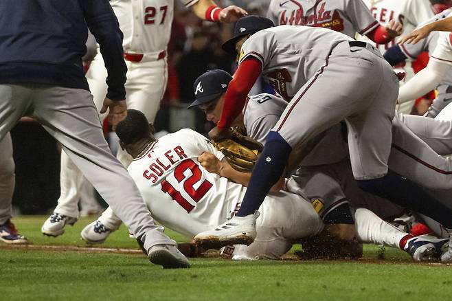 Los Angeles Angels' Jorge Soler (12) is tackled to the ground by Atlanta Braves players as a fight breaks out during the fifth inning of a baseball game, Tuesday, April 7, 2026, in Anaheim, Calif. (AP Photo/Ethan Swope)

<저작권자(c) 연합뉴스, 무단 전재-재배포, AI 학습 및 활용 금지>