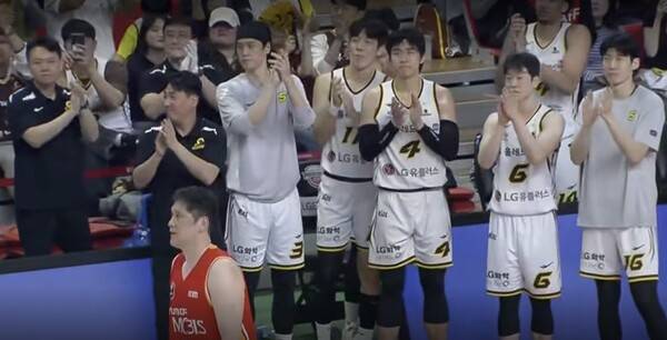 은퇴하는 울산 현대모비스 함지훈에게 기립박수를 보내는 창원 LG 선수들. ⓒTVING