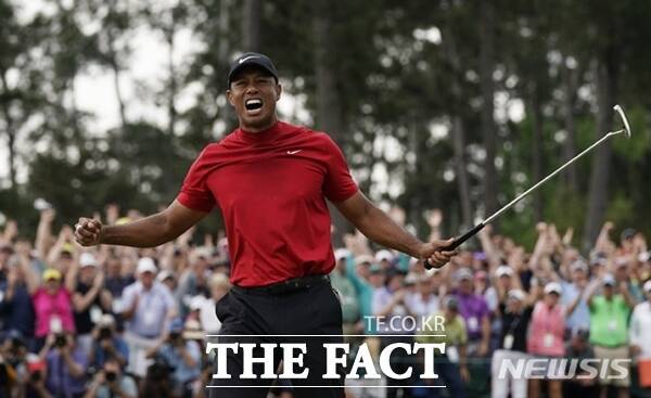 타이거 우즈가 2019년 마스터스 복귀전서 기적적인 우승을 차지한 뒤 환호하고 있는 모습./AP.뉴시스