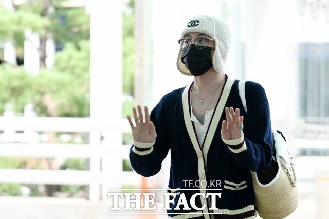 지드래곤(G-DRAGON)이 입은 옷, 신은 신발, 심지어 공항에서 들고 나온 가방까지도 트렌드가 된다. 사진은 지디가 지난해 해외 일정 참석 차 인천국제공항을 통해 프랑스 파리로 출국하고 있다. /인천국제공항=남용희 기자