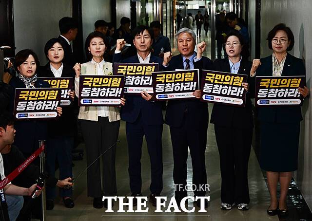 개혁진보 4당 의원들이 9일 오전 서울 여의도 국회에서 정치개혁특별위원회 공직선거법 및 지방선거 구제 개편 심사 소위원회 개회를 앞두고 긴급 기자회견을 하고 있다. /국회=배정한 기자