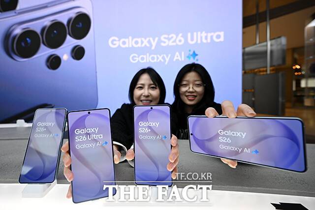 지난 2월 26일 서울 종로구 KT광화문 빌딩 웨스트 KT 대리점에서 직원들이 '갤럭시 S26' 시리즈를 소개하고 있다. /서예원 기자