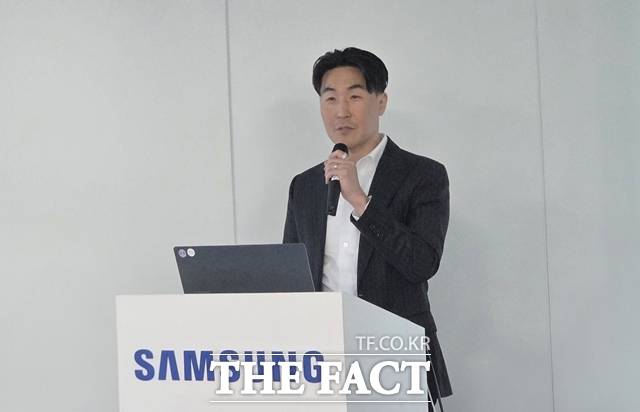 9일 서울시 중구 태평로빌딩에서 열린 삼성전자 디자인 기자간담회에서 이일환 MX사업부 디자인팀장 부사장이 자사 제품군의 디자인 정체성에 대해 설명하고 있다. /우지수 기자