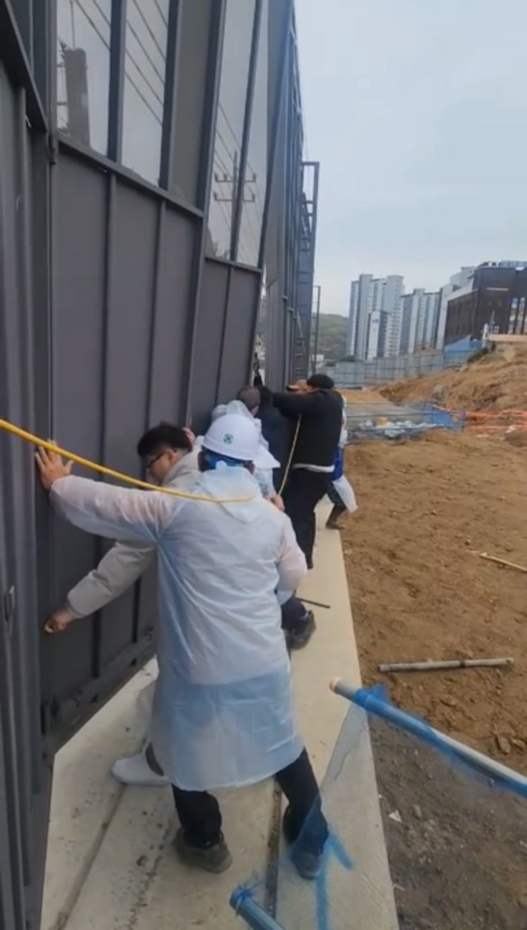 상대원2구역 전 조합장 세력인 조양종합건설 측은 이날 오전 재개발 현장 펜스를 훼손해 무단 침입했다. 사진은 조양 측이 상대원2구역 재개발 현장 펜스 게이트를 돌파하려하자 현장 인력들이 막는 모습. /독자 제공