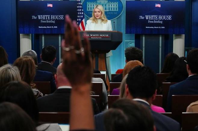 캐럴라인 레빗 백악관 대변인이 지난달 기자들 앞에서 브리핑을 개최하고 있다. 뉴욕(미국)=황윤주 특파원 AP연합뉴스