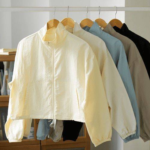 아성다이소 '여성용 나일론 크롭 바람막이'. 아성다이소