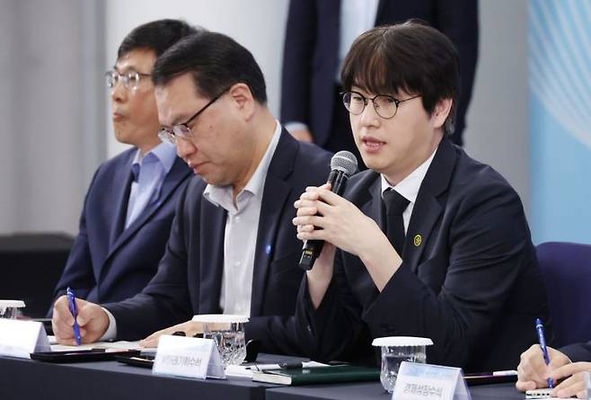 하정우 대통령실 인공지능(AI)미래기획수석이 지난해 7월 25일 부산 부경대에서 이재명 대통령이 참석한 가운데 열린 타운홀미팅 '부산의 마음을 듣다' 간담회에서 발언하고 있다 연합뉴스