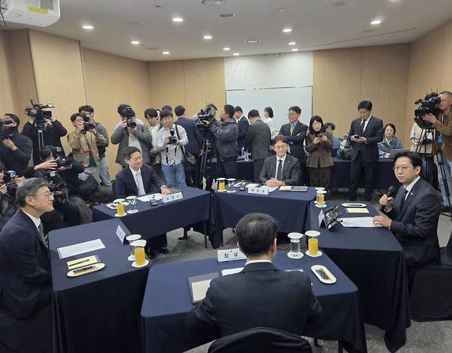 배경훈 부총리 겸 과학기술정보통신부(과기정통부) 장관은 9일 서울 강남구 한국과학기술회관에서 정재헌 SK텔레콤 대표, 박윤영 KT 대표, 홍범식 LG유플러스 대표와 만나 간담회를 진행했다. 이은서 기자