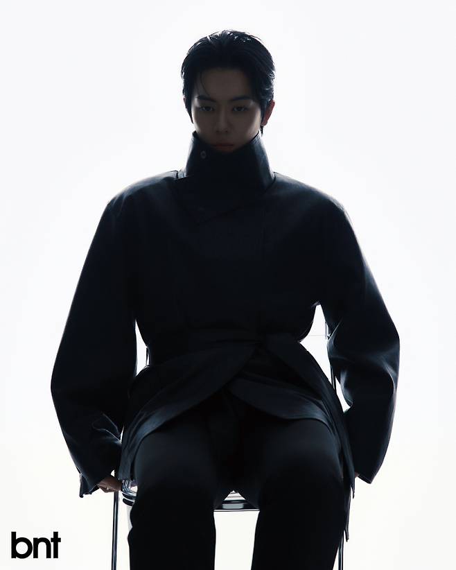 아우터는 RE RHEE, 슈즈는 AMBLE 제품.