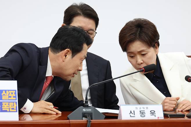 국민의힘 장동혁 대표와 양향자 최고위원이 9일 서울 여의도 국회에서 열린 최고위원회의에서 대화하고 있다./뉴시스