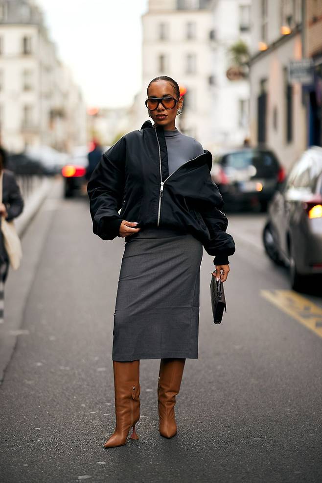 봄 코디는 자켓 하나면 충분합니다. 무채색 자켓 코디를 보여준 해외 스트릿. 사진 아이맥스트리.