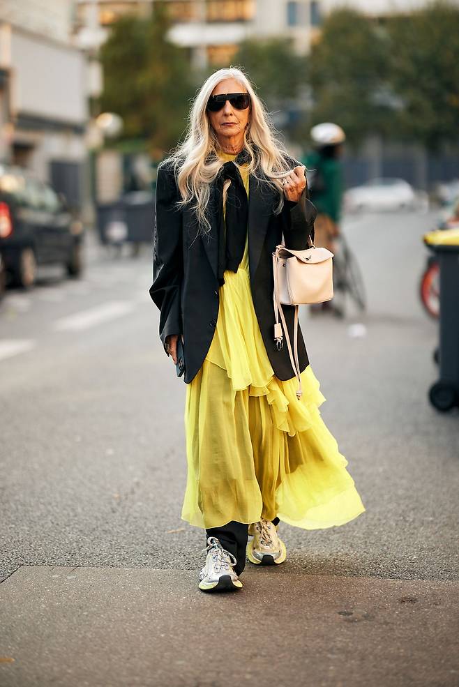 봄 코디는 자켓 하나면 충분합니다. 무채색 자켓 코디를 보여준 해외 스트릿. 사진 아이맥스트리.