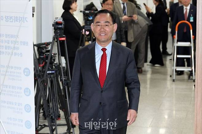 주호영 국민의힘 의원이 지난 8일 오전 서울 여의도 국회 소통관 기자회견장에서 국민의힘 대구시장 경선 컷오프 결과 등 국민의힘 지방선거 공천과 관련해 기자회견을 위해 들어서고 있다. ⓒ데일리안 홍금표 기자