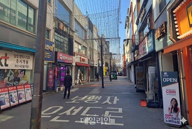 8일 강원 춘천 명동 상점가 일대가 비교적 한산한 모습을 보이고 있다.ⓒ데일리안 김은지 기자