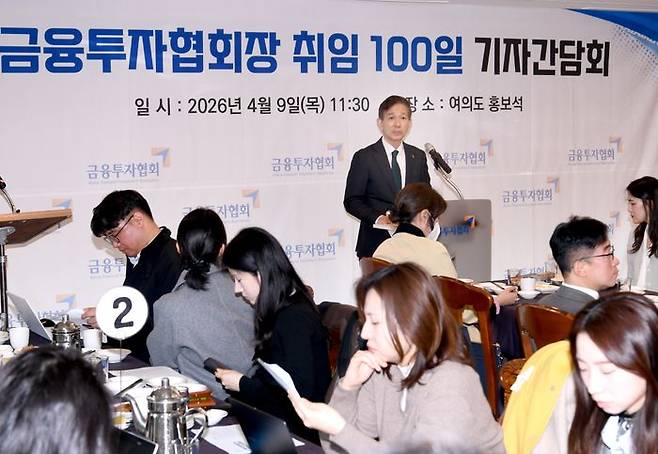 황성엽 금융투자협회장은 9일 여의도 한 식당에서 진행된 취임 100일 기자간담회에서 "국민연금이 (퇴직연금에) 들어올 거라고 생각을 안 하고 있다"며 "공적 연금과 사적 연금은 방향성이 다르고 여러 가지 내포된 문제가 많다"고 말했다. ⓒ금융투자협회